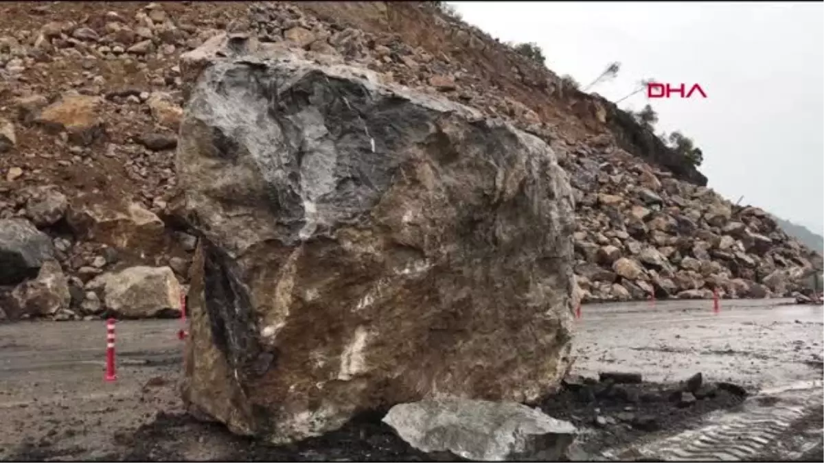 Zonguldak tehlike yaratan dev kaya düşürüldü