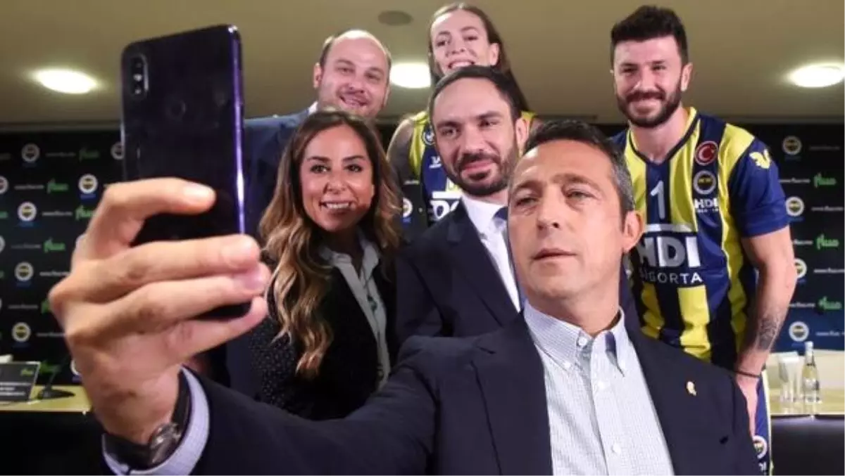 Ali Koç sponsorluk anlaşmasında selfie çekti