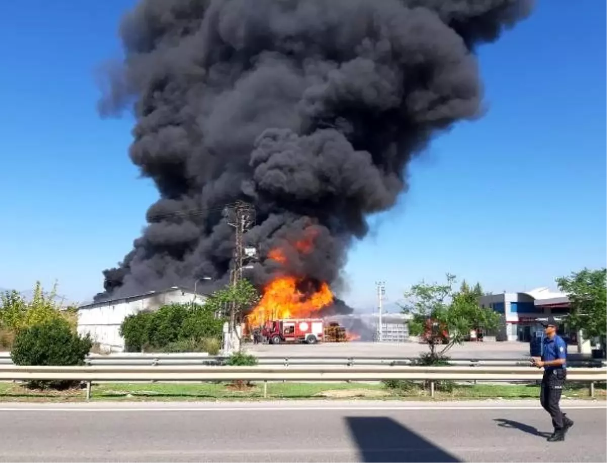 Antalya\'da soğuk hava deposunda yangın (1)