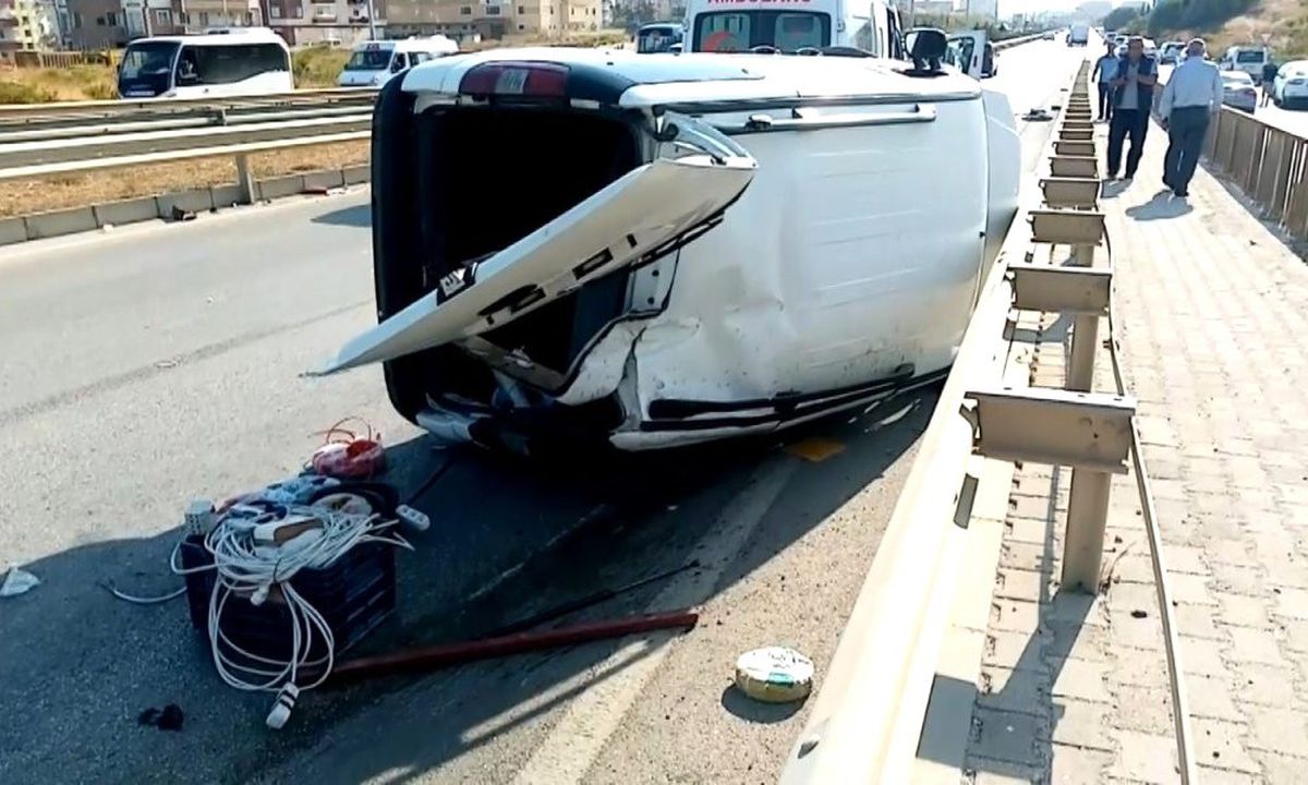 Bariyerlere çarpan otomobil devrildi: 2 yaralı