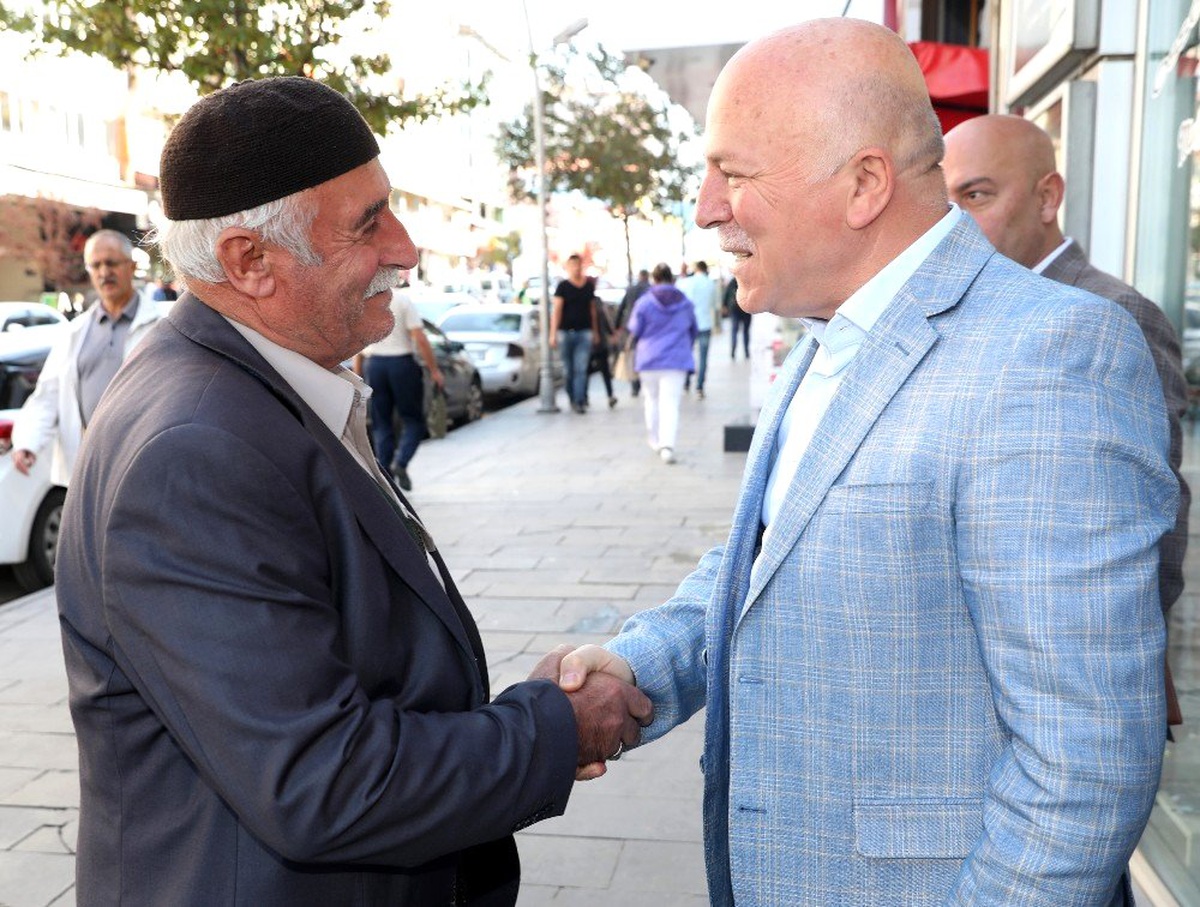 Başkan Sekmen Yakutiye\'de esnafı gezdi