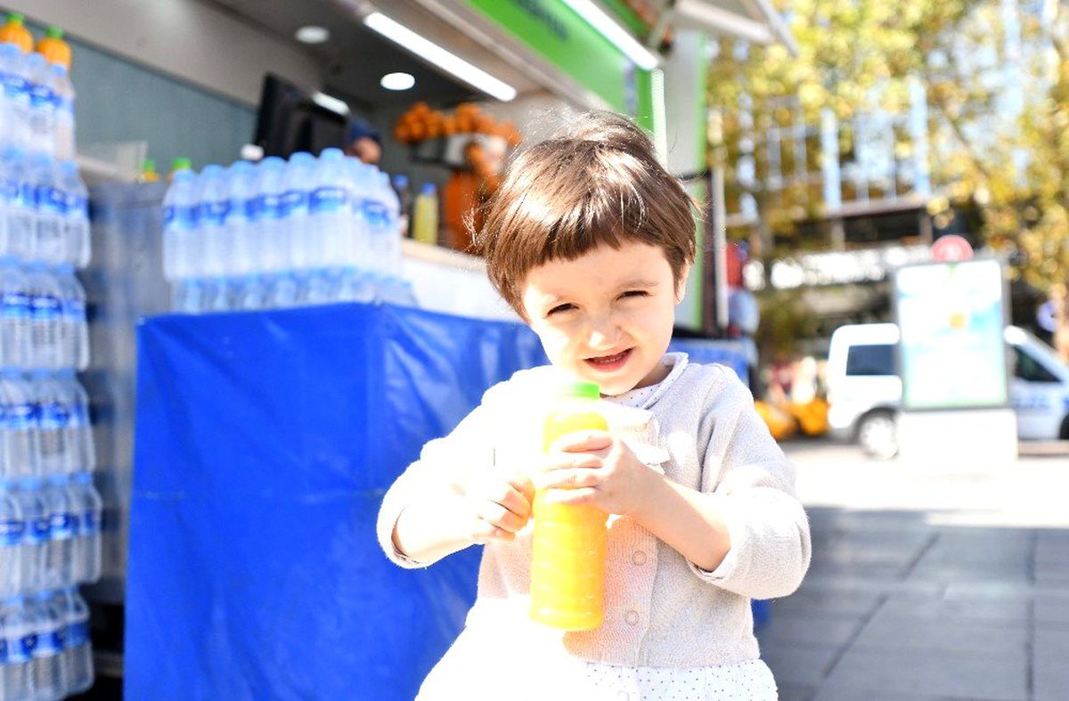 BEİKO Vitamin Büfeleri\'nin meyve sularını başkentliler severek tüketiyor