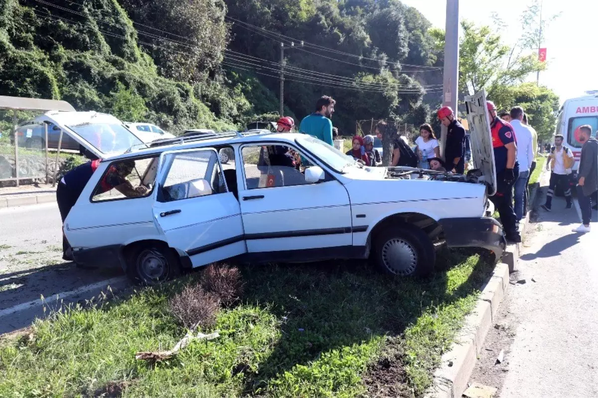 Beton mikserinin çarptığı otomobil refüje çıktı: 6 yaralı