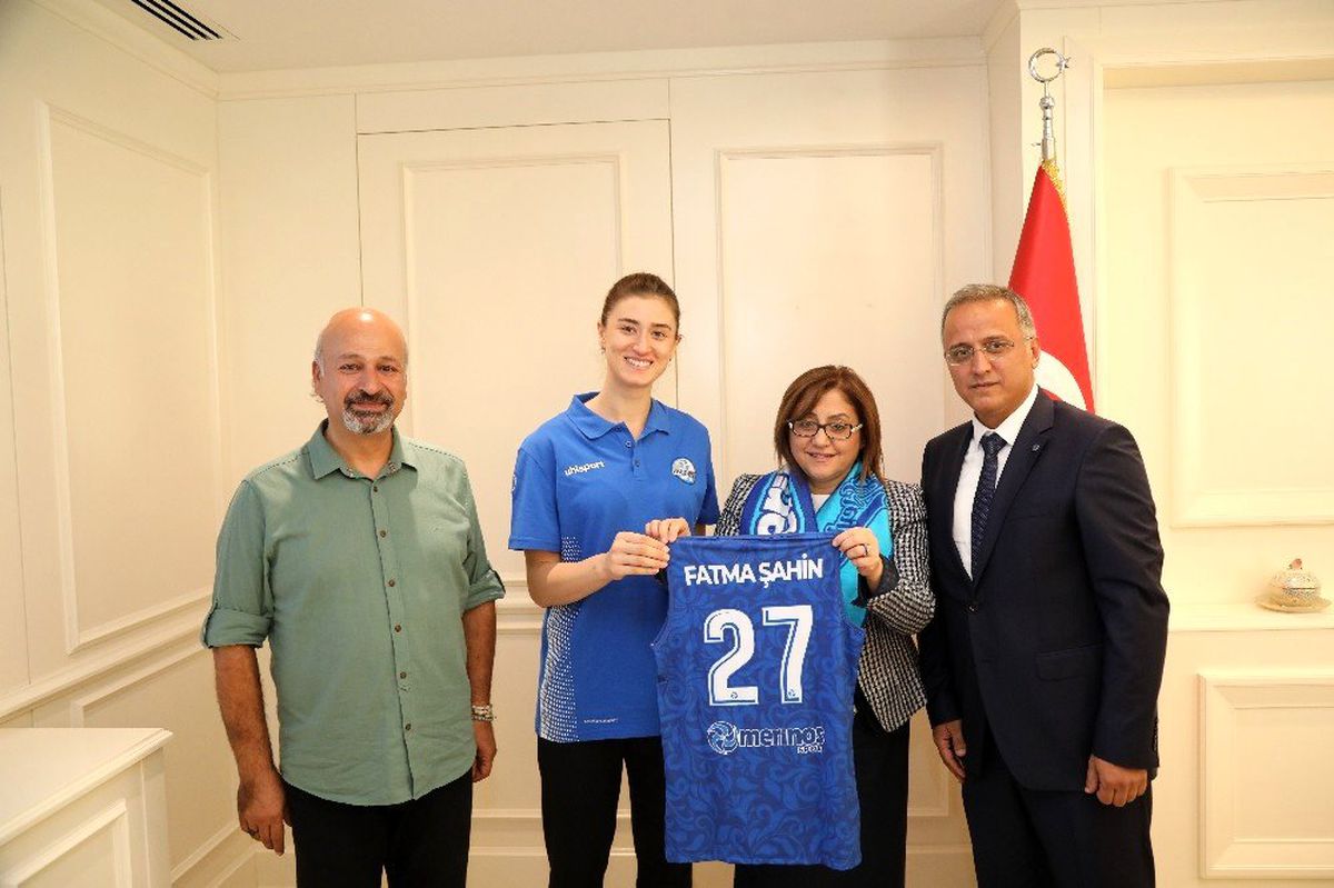 Büyükşehir Belediye Başkanı Fatma Şahin\'den Merinosspor\'a destek