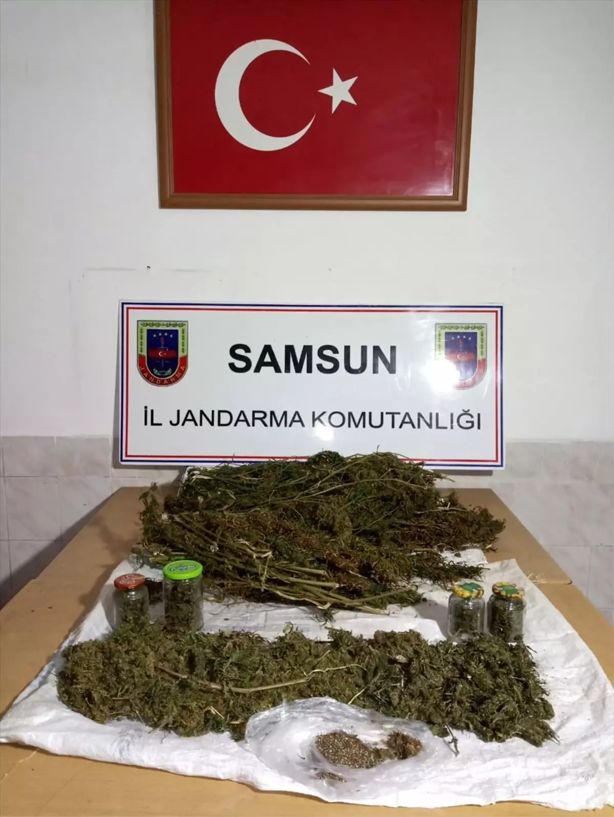 Cam kavanozlar içinde uyuşturucu ele geçirildi