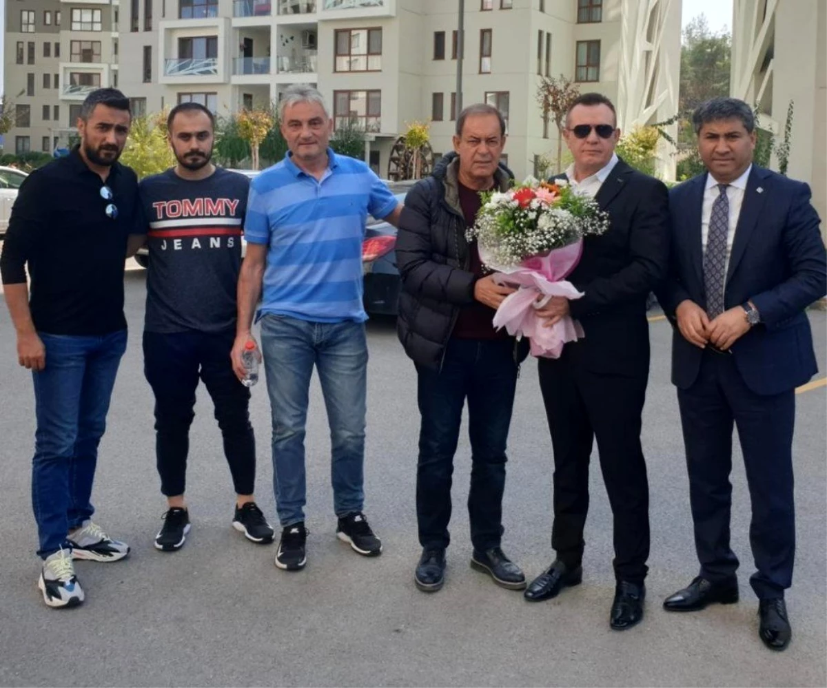 Denizlispor yönetimi Yücel İldiz\'i çiçeklerle uğurladı