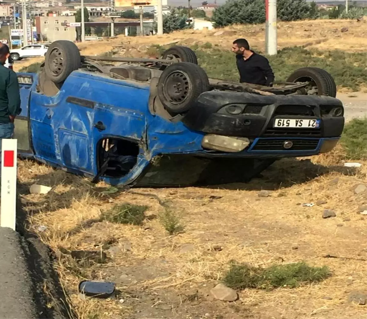 Diyarbakır\'da kontrolden çıkan araç takla attı: 3 yaralı