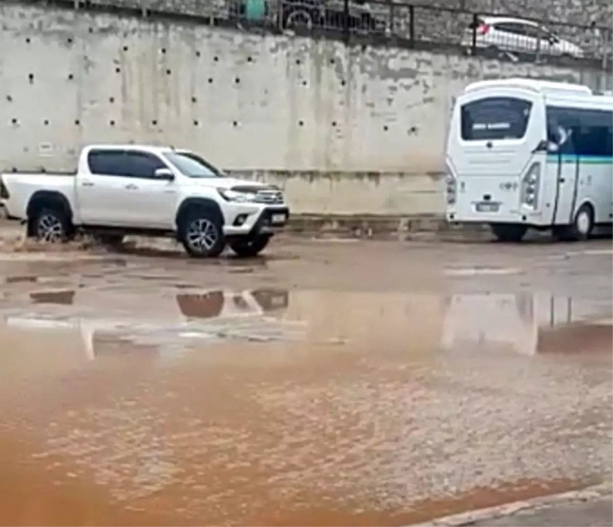 Erdek otogarı yağmur sonrası göle döndü