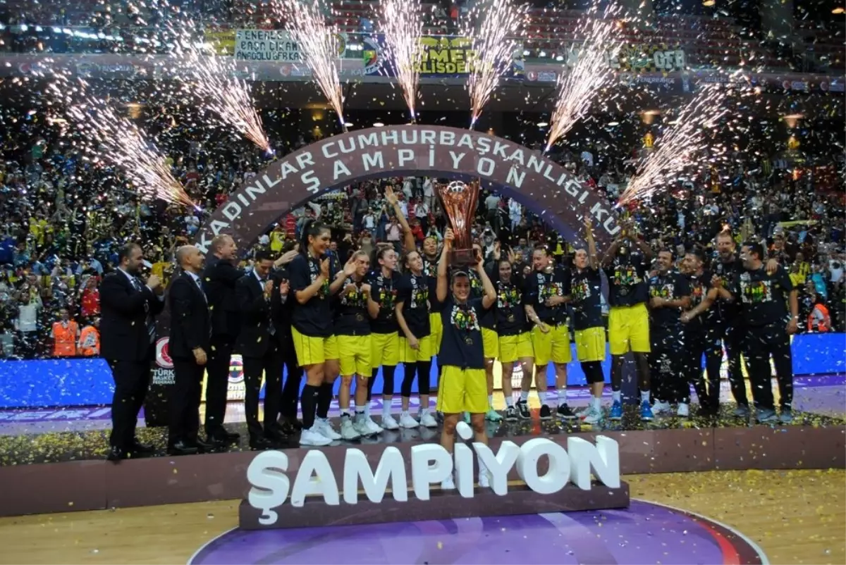 Fenerbahçe kupayı müzesine götürdü