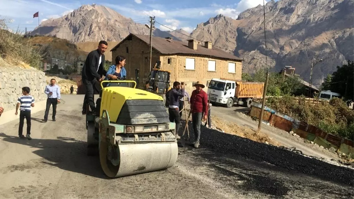 Hakkari\'de mahalle yolları onarılıyor