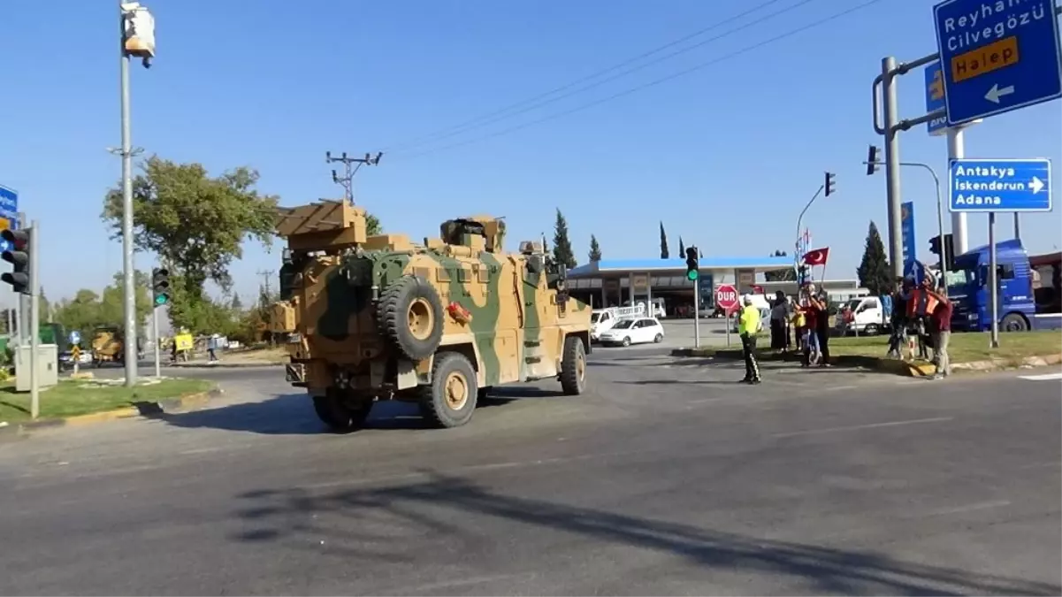 Hatay\'da komandoların geçişine Türk bayraklı destek