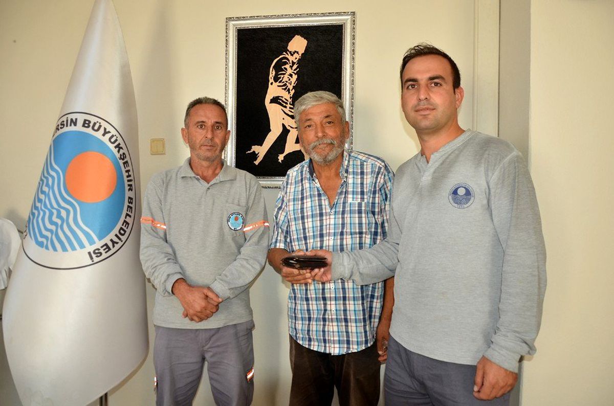 İlaçlama yaparken cüzdan buldular, sahibine ulaştırdılar