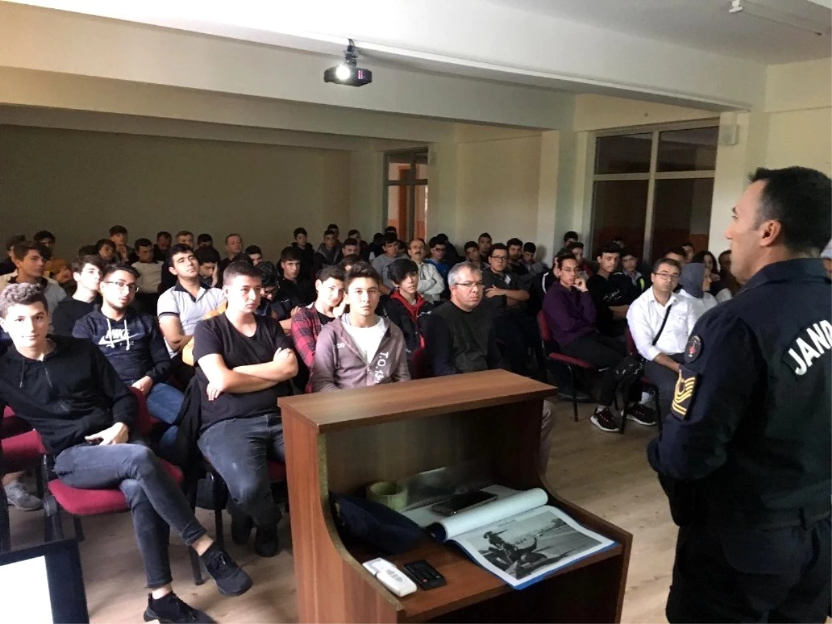 Jandarma\'dan öğrencilere "Otostopun Zararları" anlatıldı