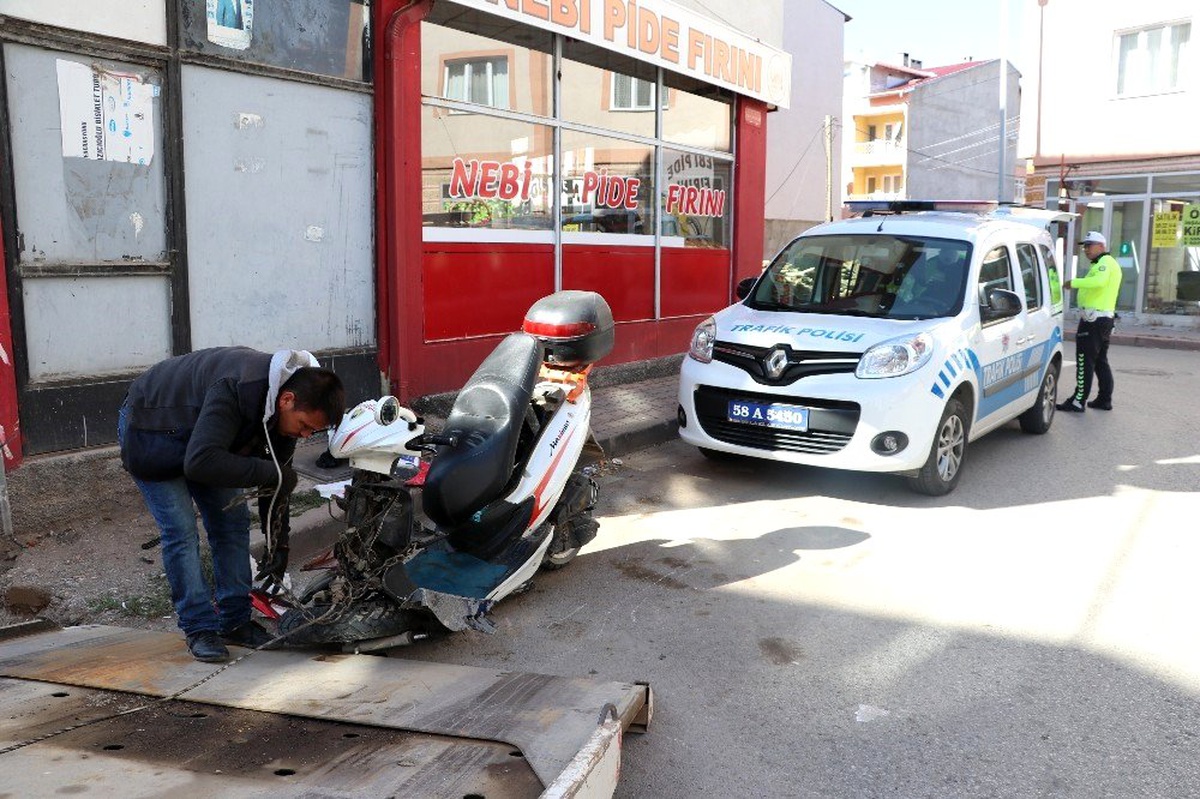 Kaza yaptı, motosikleti bırakıp kaçtı
