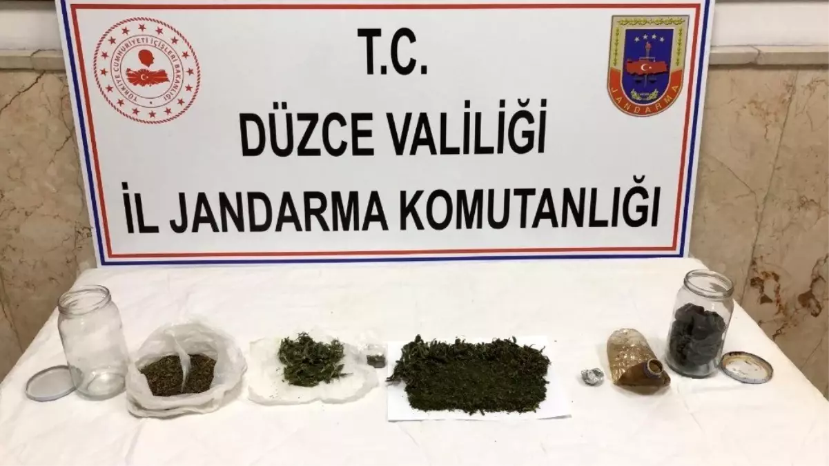 Köpeklerle yapılan aramada 100 gram esrar ele geçirildi