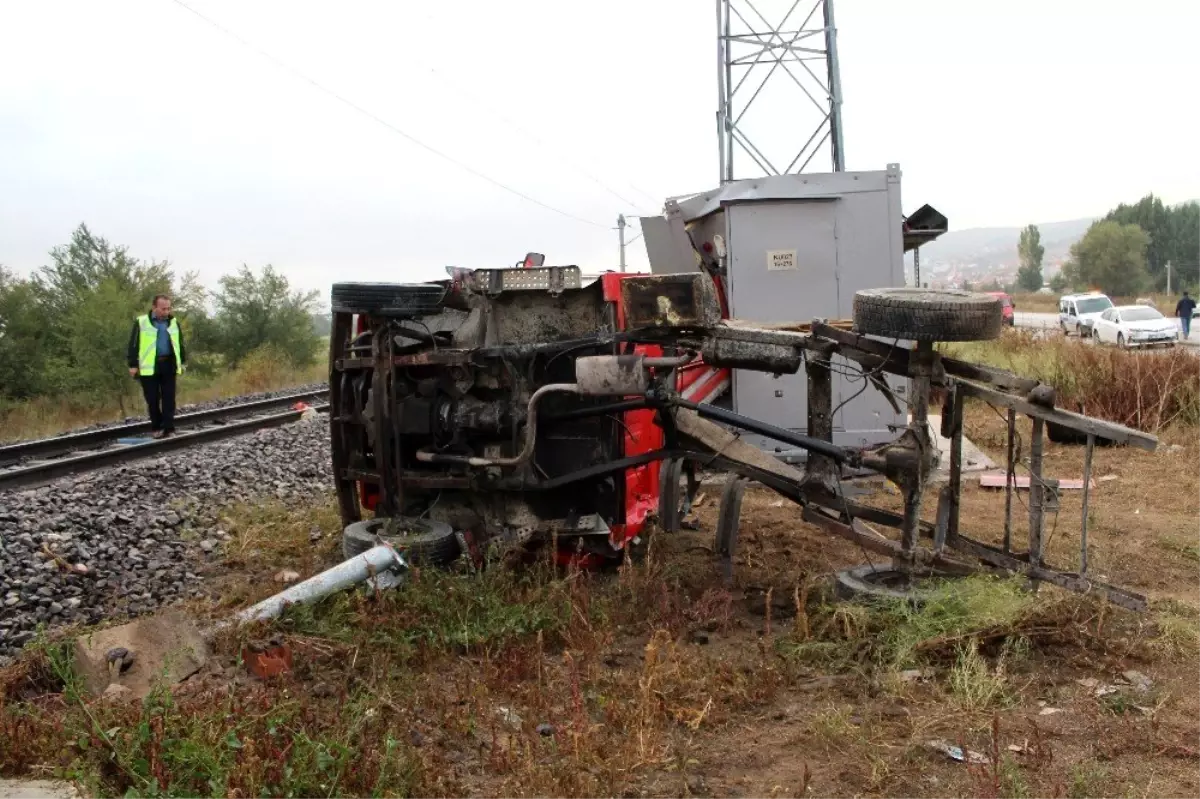 Kütahya\'da yük treni kamyonete çarptı: 2 yaralı