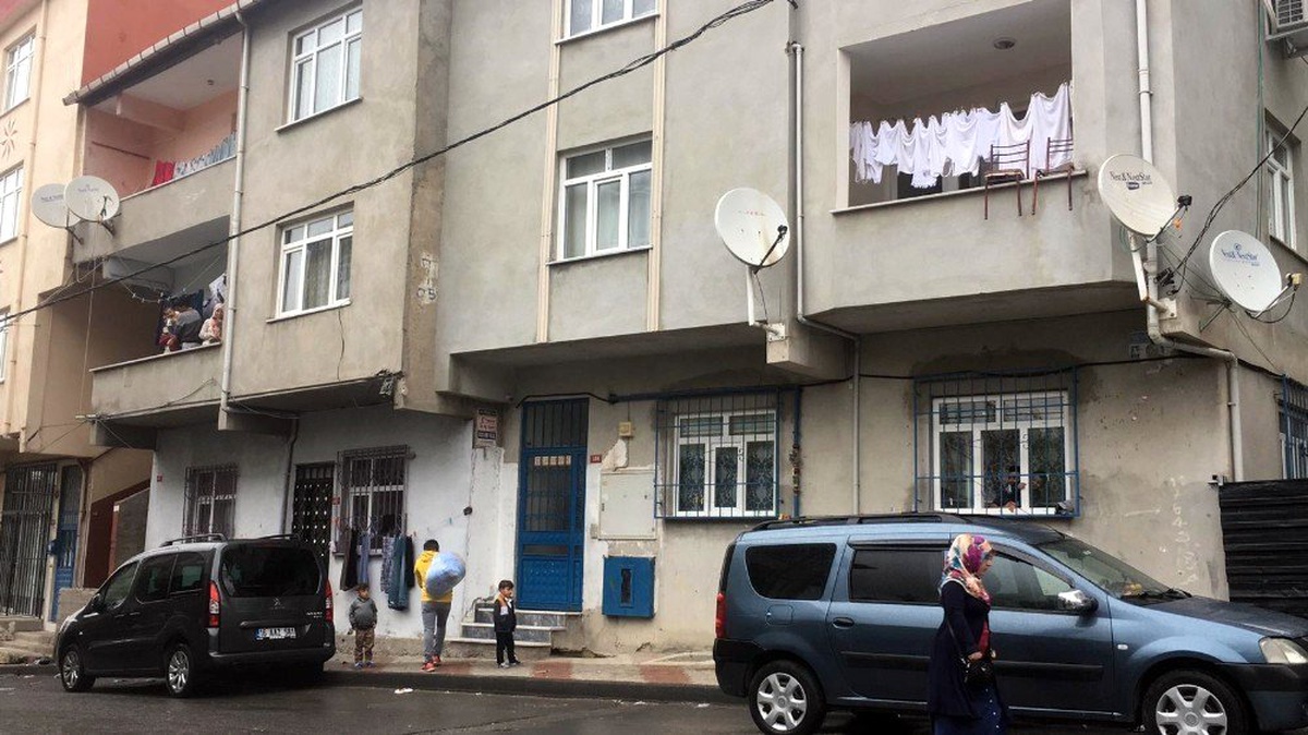 (Özel) Şahsın pencere demirlerine asılan kıyafetleri çaldığı anlar kamerada