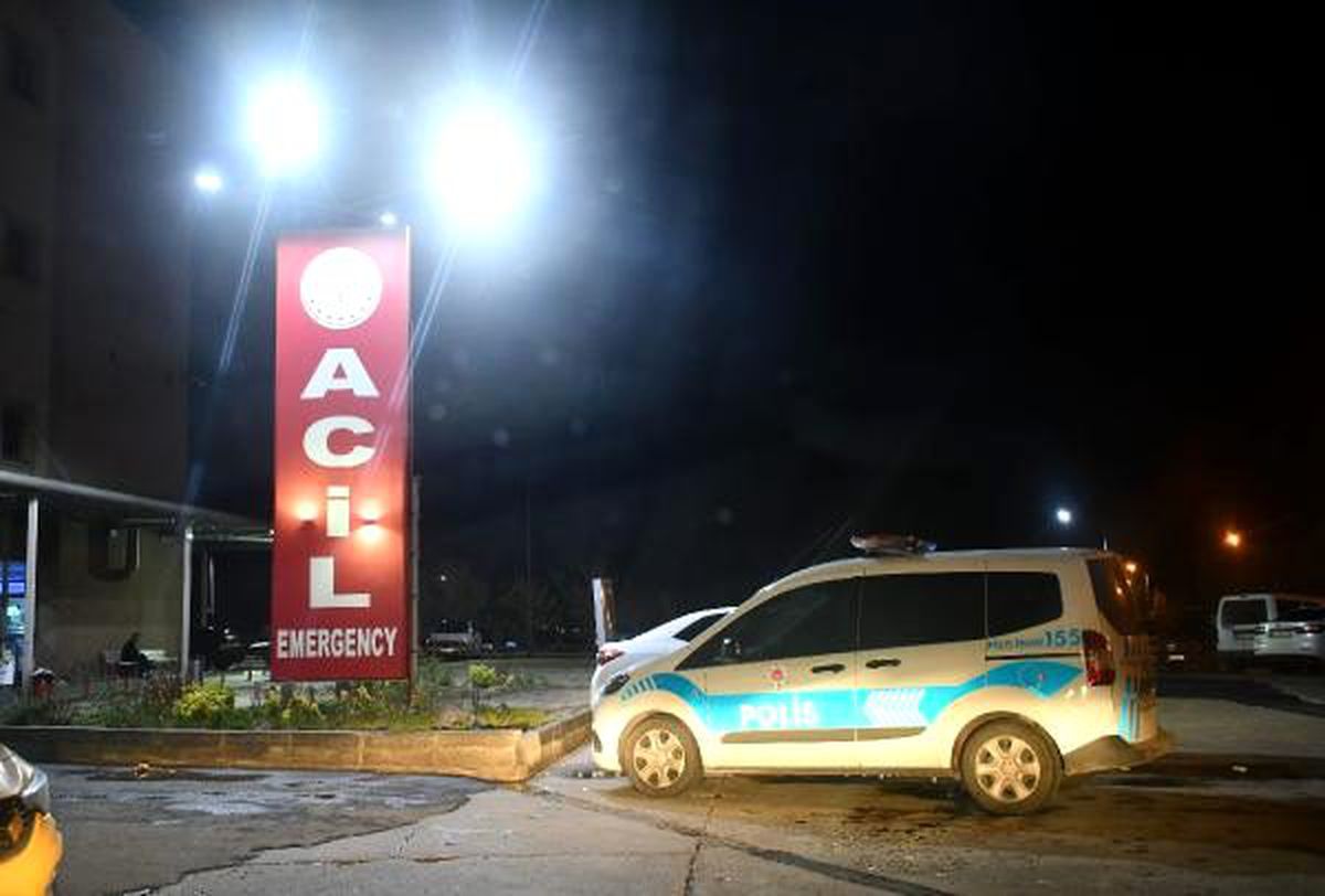Polis merkezinde, polis memurunu bıçakladı