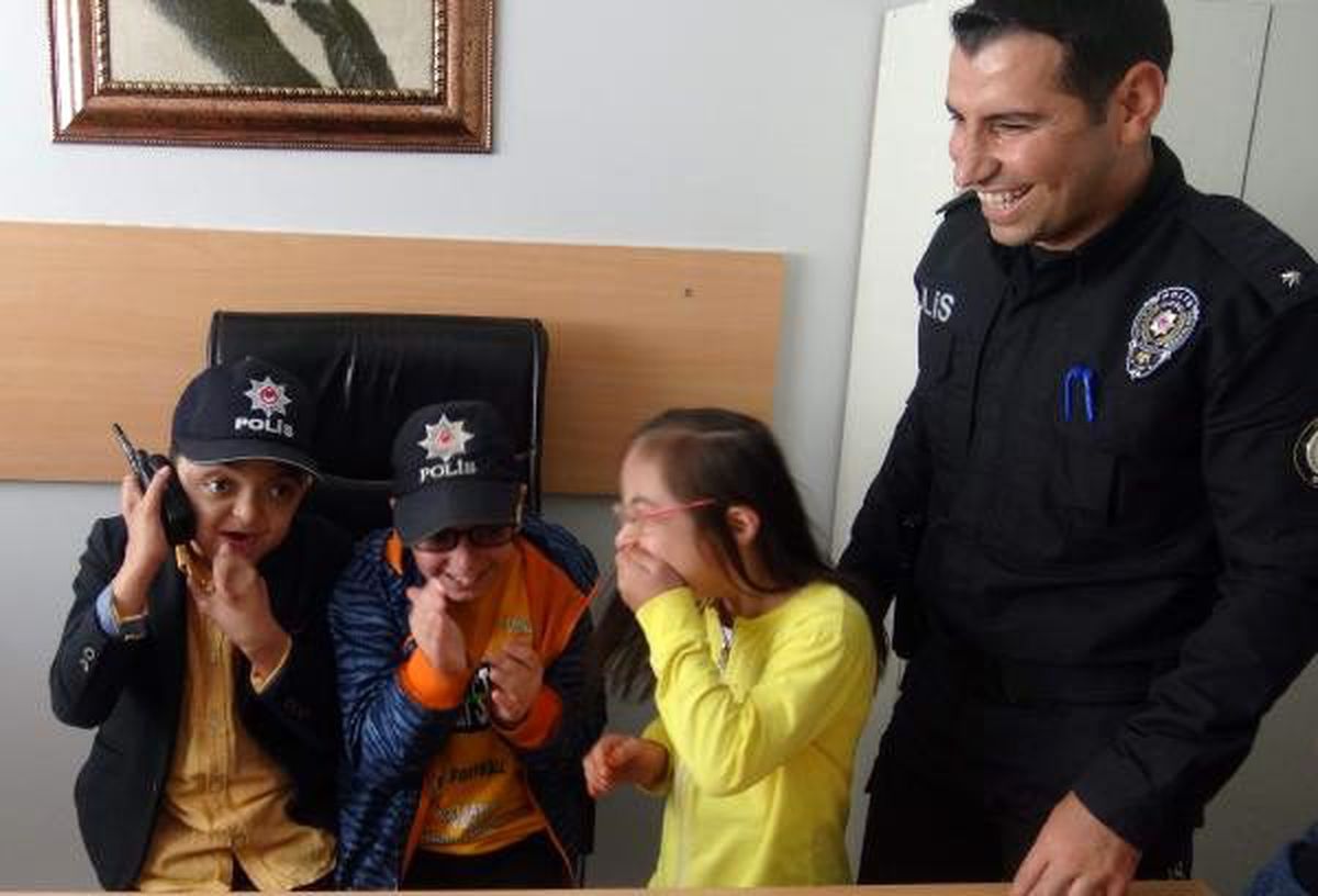 Polis telsiziyle konuşan çocukların heyecanı