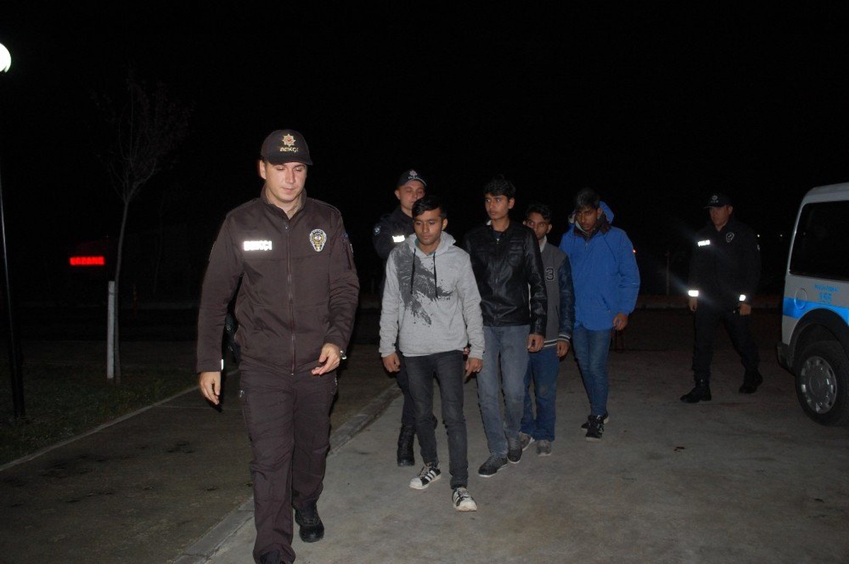 Polisin şüphelendiği 4 yaya kaçak göçmen çıktı