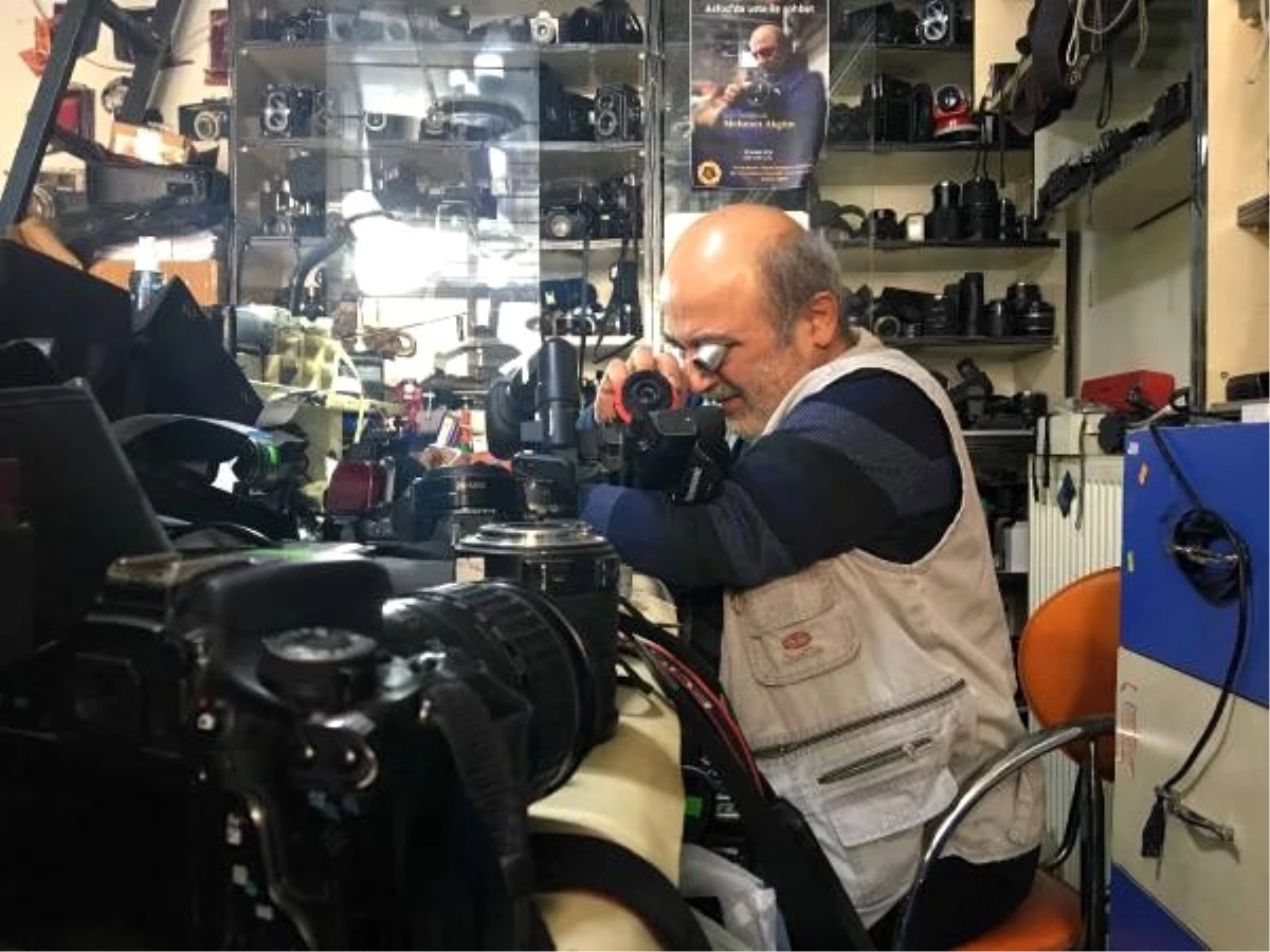 Protez kollu usta, 40 yıldır kamera ve fotoğraf makinesi tamir ediyor