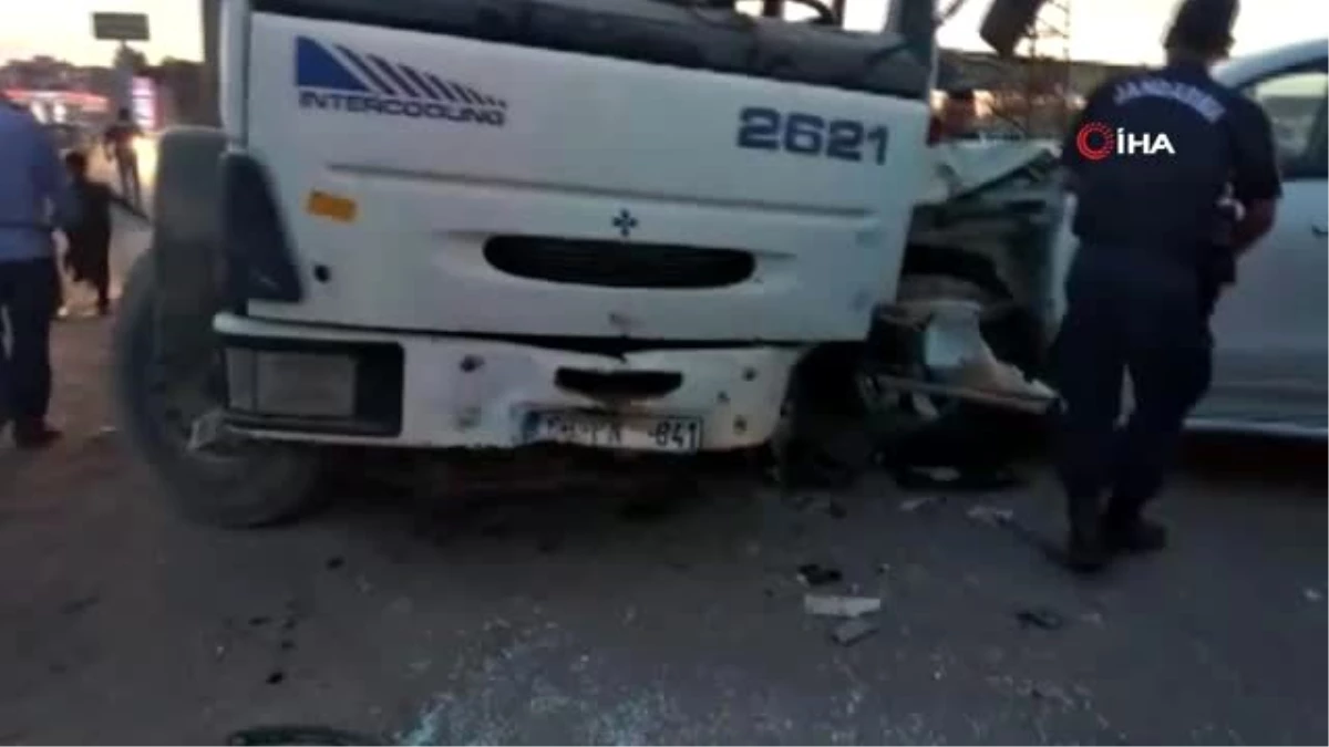 Şanlıurfa\'da pamuk yüklü kamyon ile otomobil çarpıştı: 2 yaralı