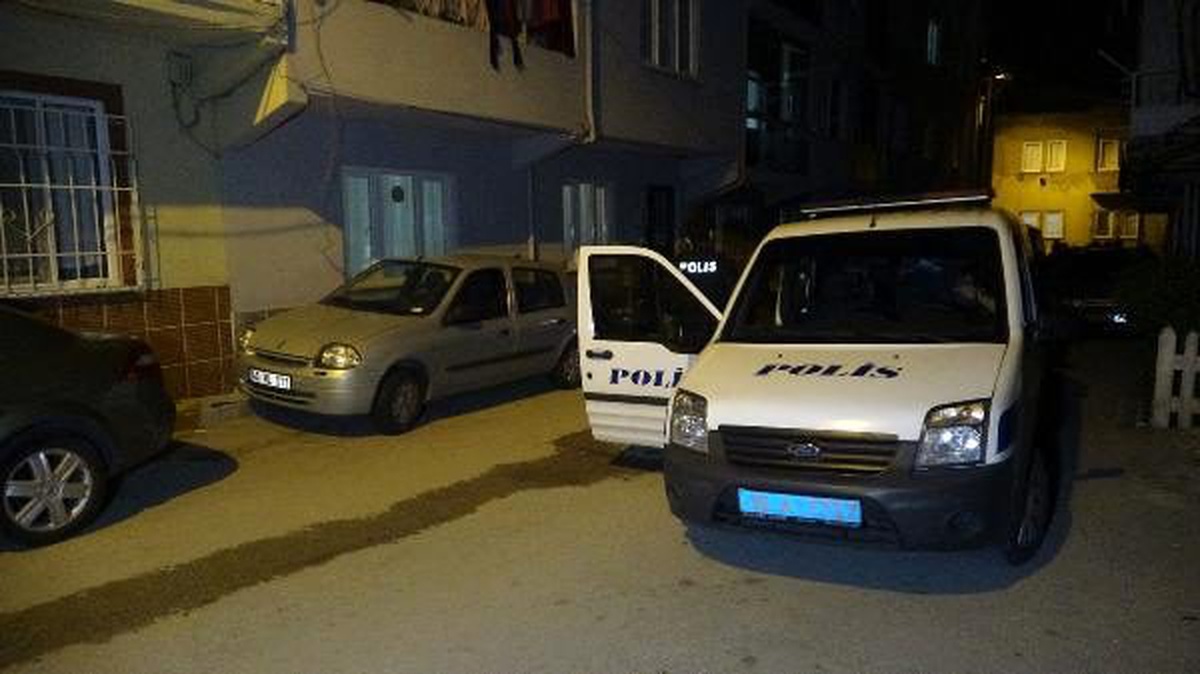 Şiddet gördüğü iddiasıyla babası ve ablasını bıçakladı