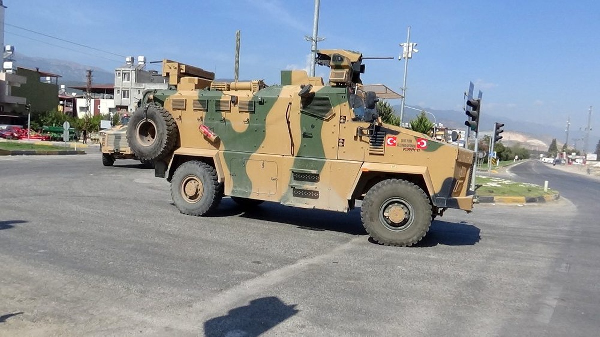 Sınıra zırhlı personel taşıyıcı sevkıyatı