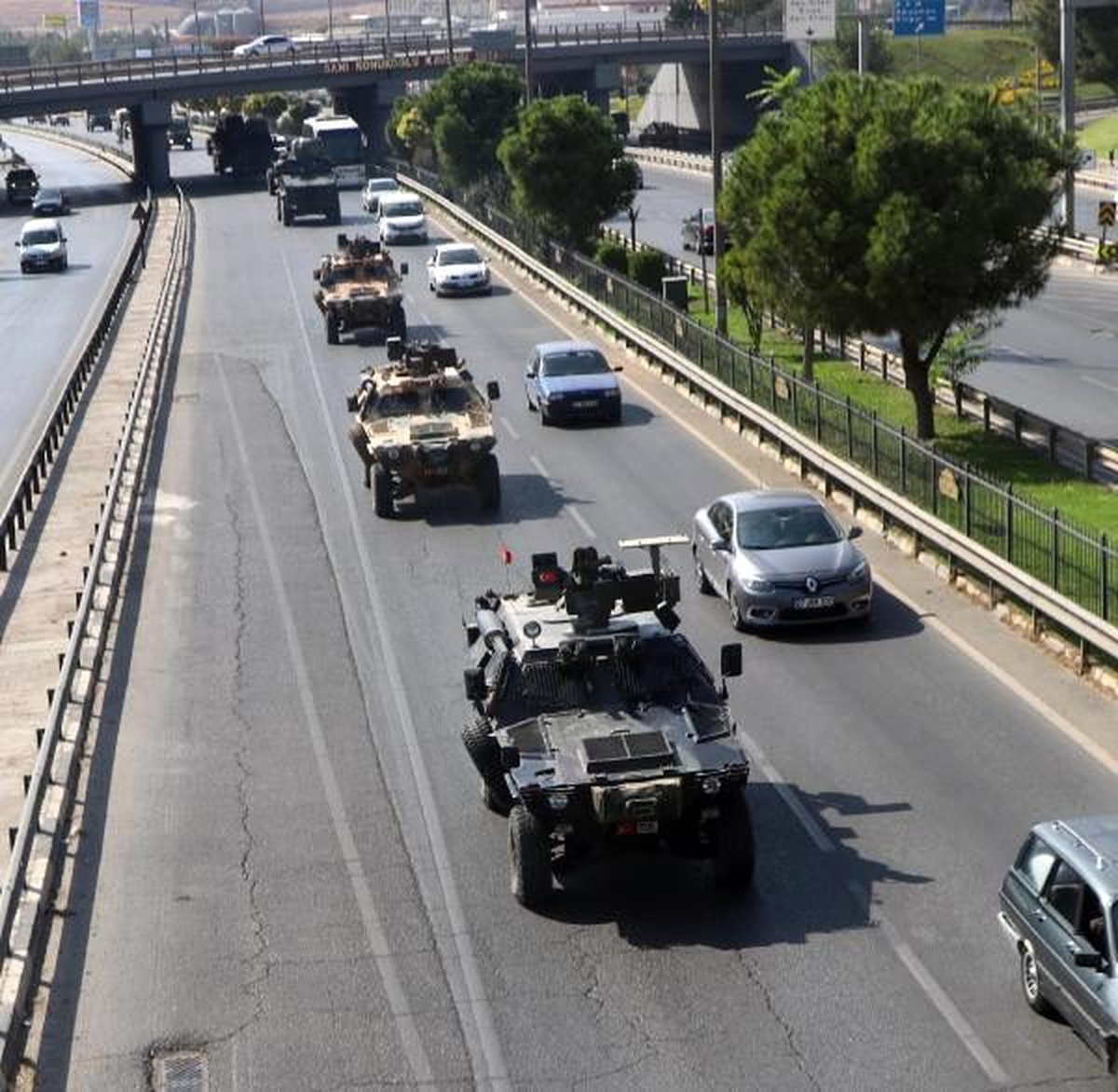 Suriye sınırına askeri sevkiyat sürüyor
