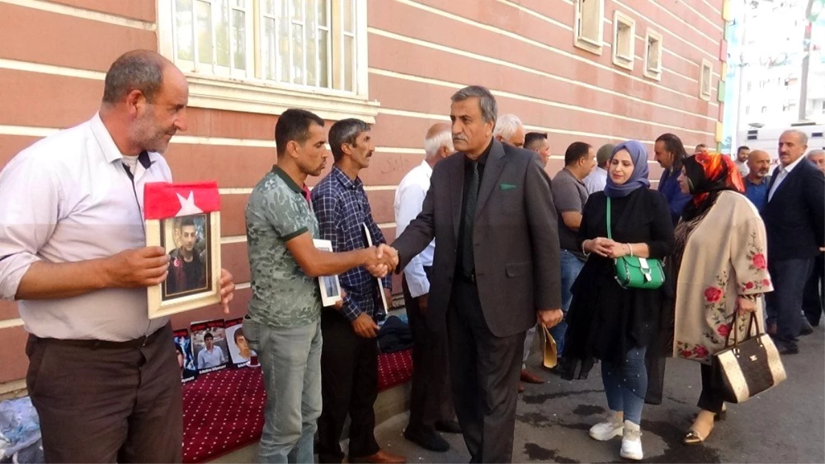 Tatvan Gönüllüleri\'nden HDP önünde evlat nöbeti tutan ailelere ziyaret