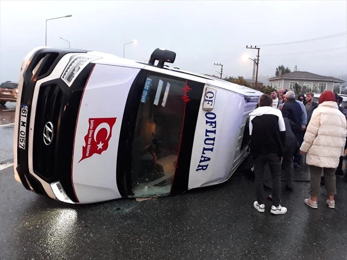 Trabzon\'da yolcu minibüsü ile otomobil çarpıştı: 20 yaralı