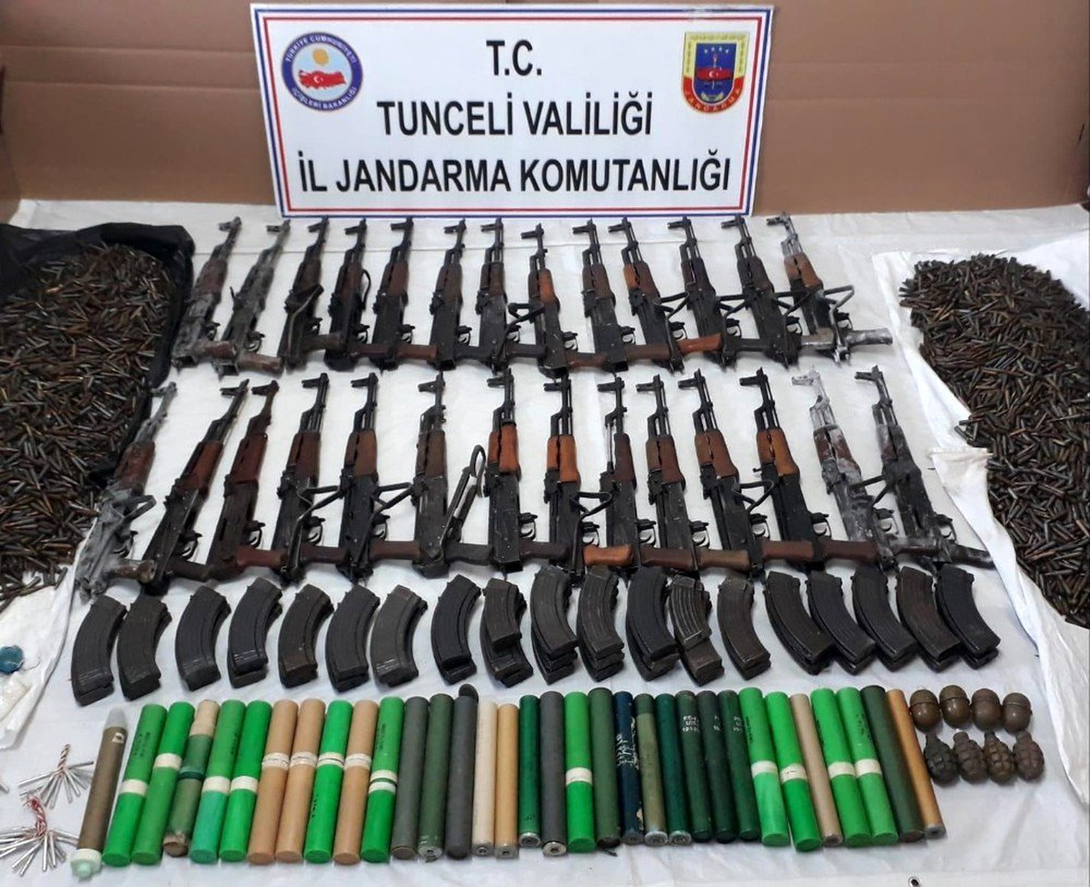 Tunceli\'de teröristlerin 2 silah deposu imha edildi