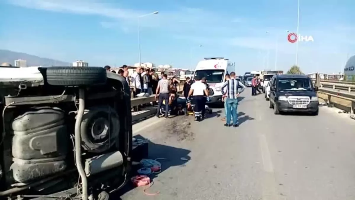 Üstgeçitte bariyerlere çarpan otomobil devrildi: 2 yaralı