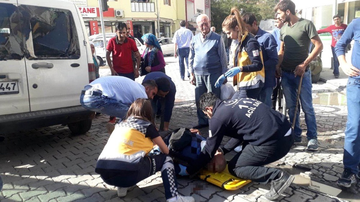 Yaşlı adam geri manevra yapan aracın altında kaldı