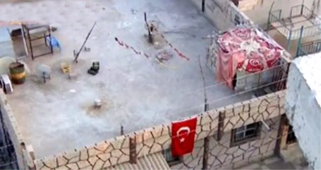 YPG köyünde yerel halk evlere Türk bayrağı astı