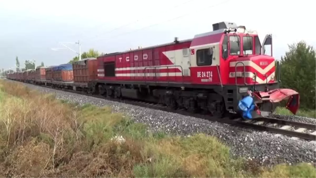 Yük treni kamyonete çarptı: 2 yaralı