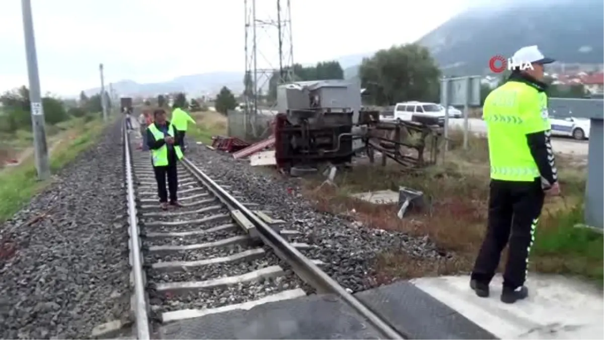 Yük treni kamyonete çarptı: 2 yaralı