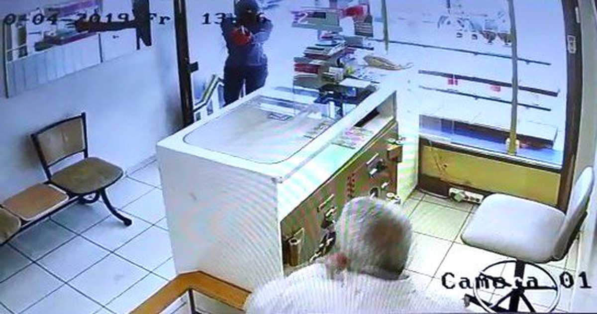 Yüzlerinde maske ellerinde silahla kuyumcuyu soymaya kalktılar