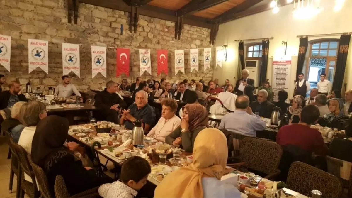 AHLATİSDER, öğrencilere burs veren hemşehrileriyle kahvaltıda bir araya geldi