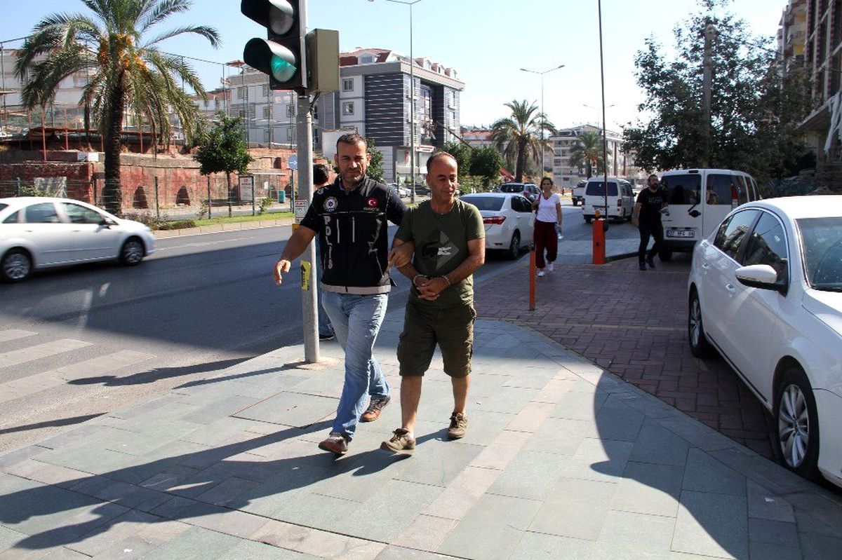 Alanya\'da şüpheli araçta uyuşturucu çıktı