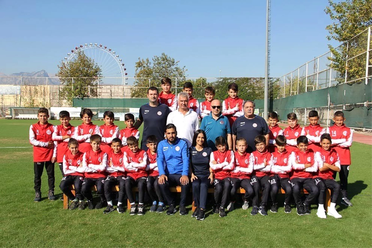 Antalyaspor U12 futbol takımı Litvanya\'ya uçtu