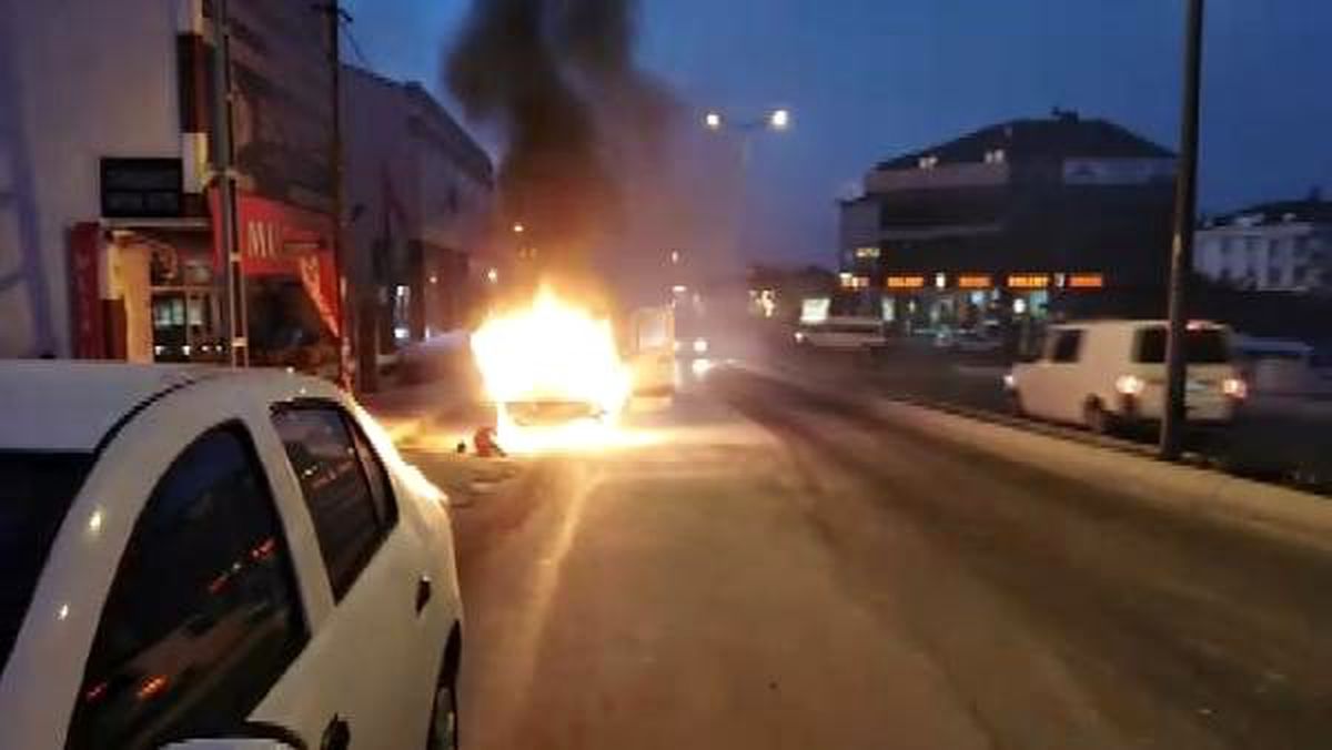 Arnavutköy\'de alev alev yanan servis minibüsü kamerada