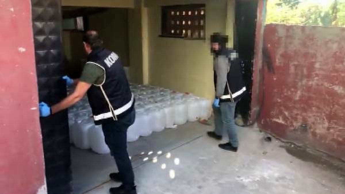 Bağcılar\'da sahte içki imalathanesine baskın kamerada