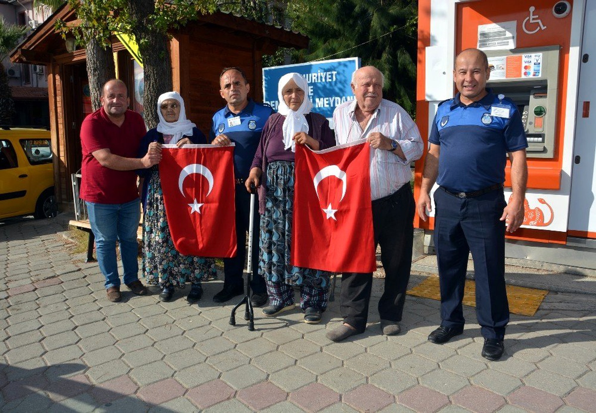 \'Barış Pınarı Harekatı\'na\' Türk bayraklı destek