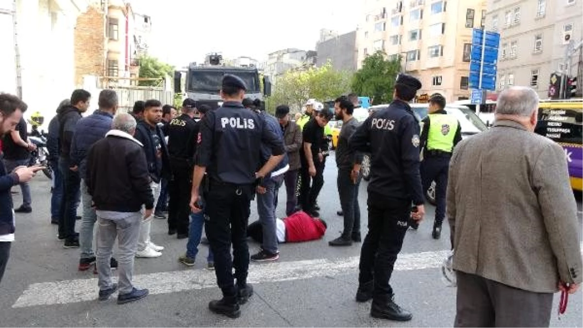 Beyoğlu\'nda polise motosiklet çarptı