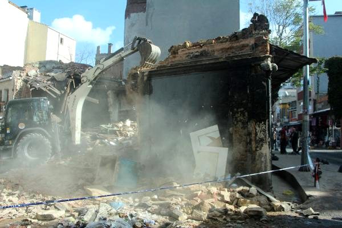 Beyoğlu\'nda yıkılan metruk binanın enkazı kaldırılıyor