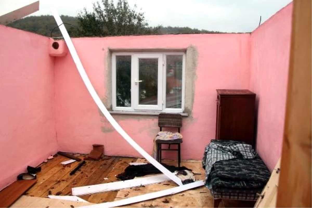 Bolu\'daki hortumda 12 ev hasar gördü