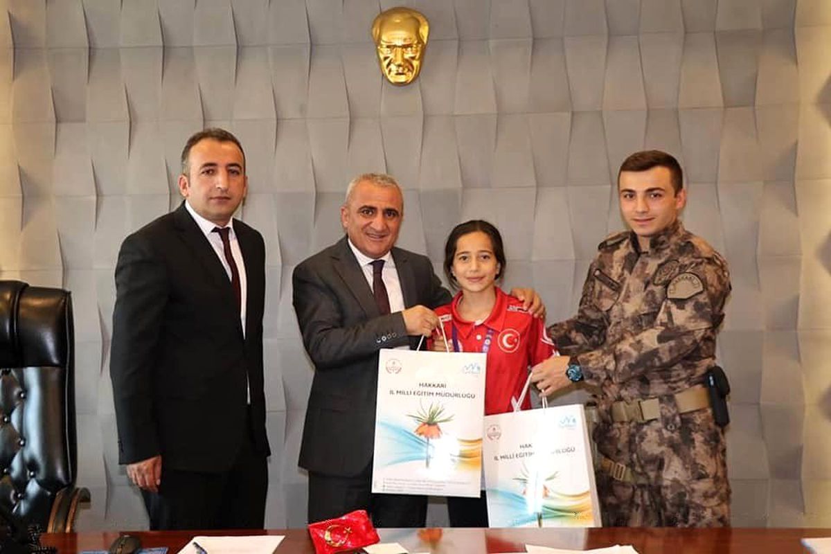 Dünya şampiyonu Tatlı\'dan Müdür Gür\'e ziyaret