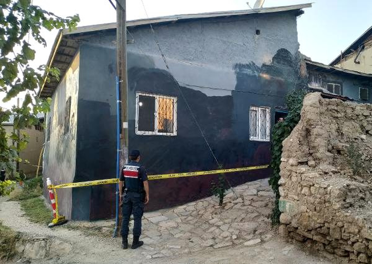 Elazığ\'da, tartıştığı husumetlisini öldürdü