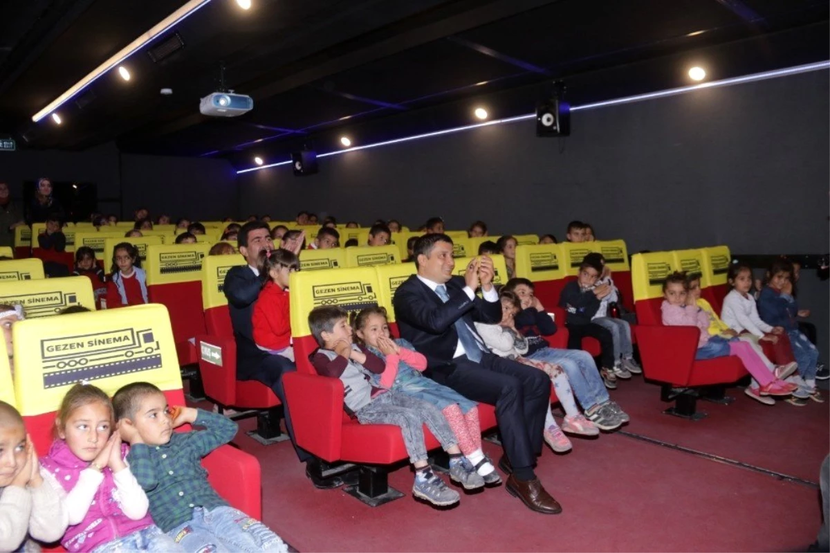 Erciş\'teki öğrenciler ilk kez sinemayla buluştu